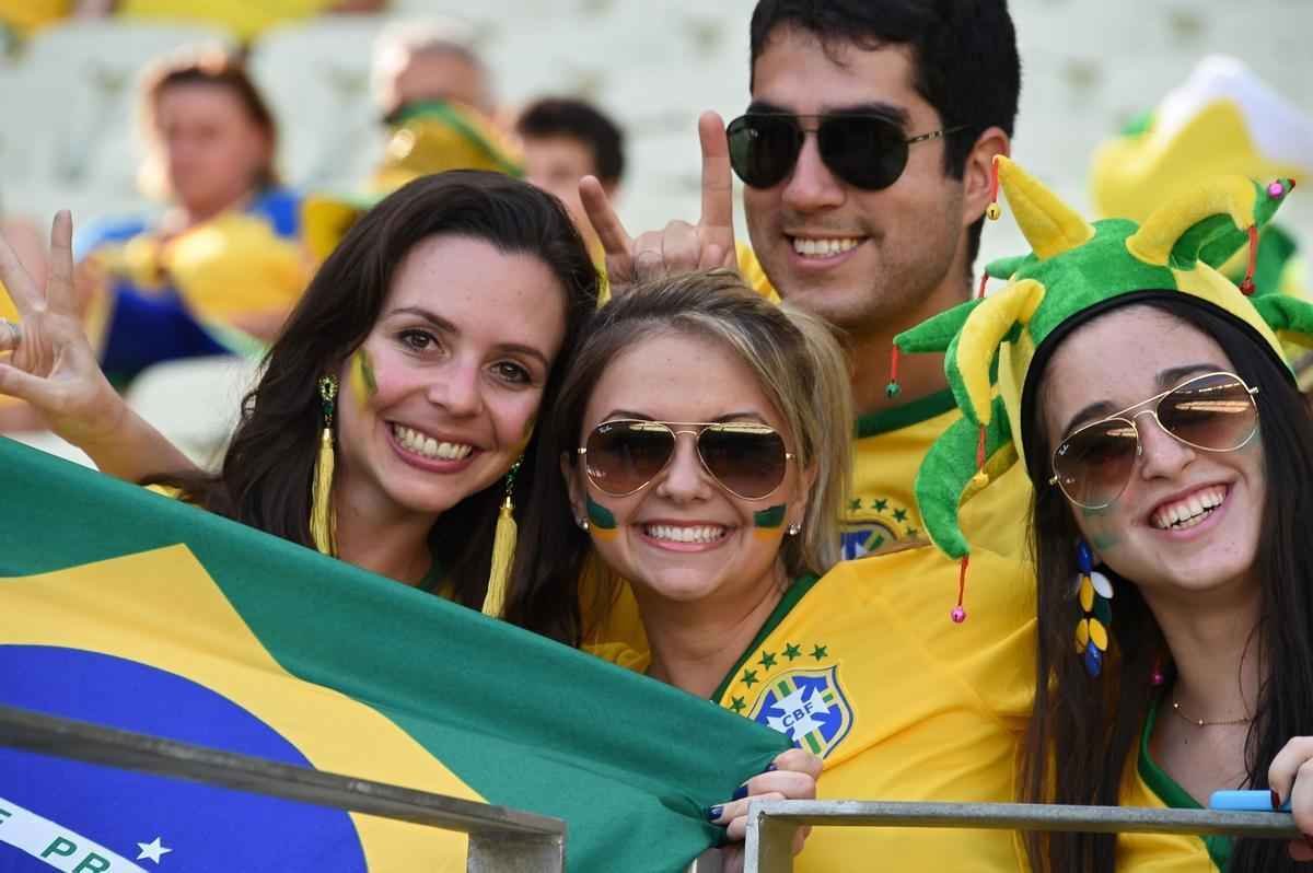 Belas mulheres curtiram a festa em Fortaleza e deixaram o estdio Castelo mais bonito
