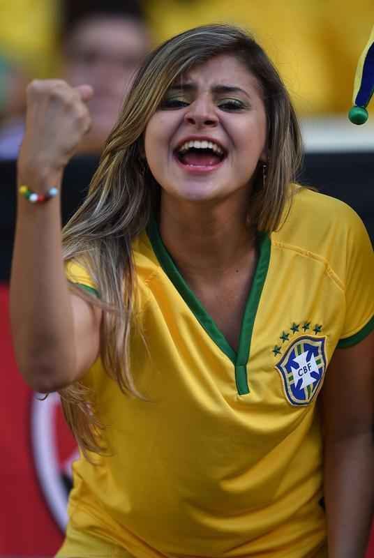 Belas mulheres curtiram a festa em Fortaleza e deixaram o estdio Castelo mais bonito