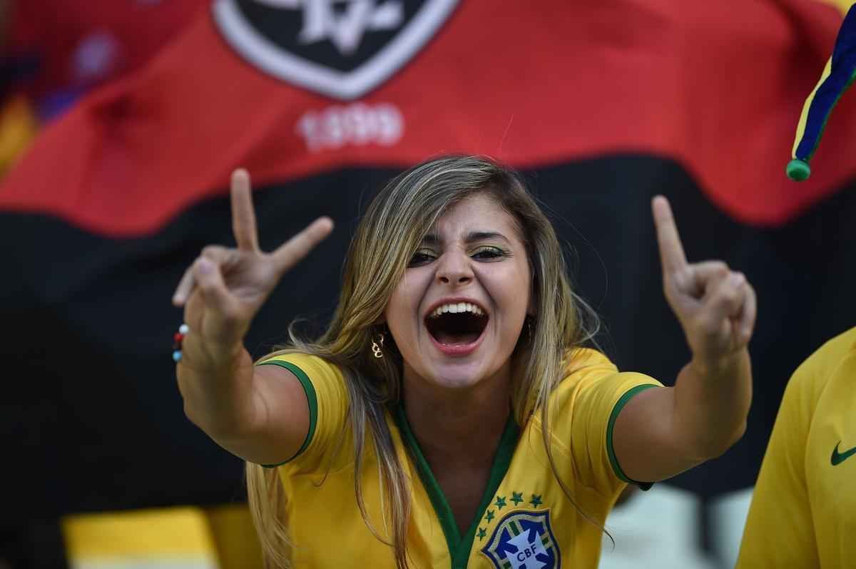 Belas mulheres curtiram a festa em Fortaleza e deixaram o estdio Castelo mais bonito