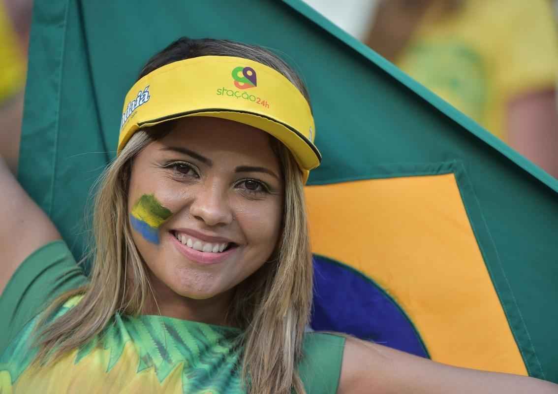 Belas mulheres curtiram a festa em Fortaleza e deixaram o estdio Castelo mais bonito