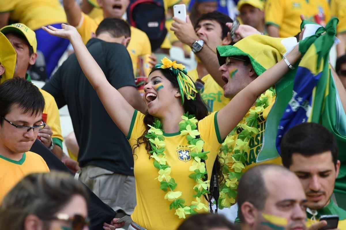 Belas mulheres curtiram a festa em Fortaleza e deixaram o estdio Castelo mais bonito