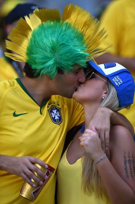 Belas mulheres curtiram a festa em Fortaleza e deixaram o estdio Castelo mais bonito