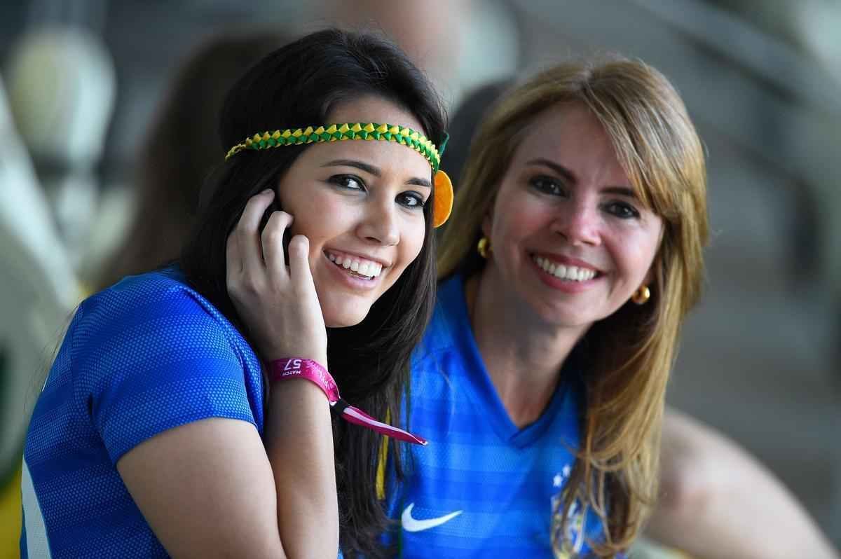 Belas mulheres curtiram a festa em Fortaleza e deixaram o estdio Castelo mais bonito