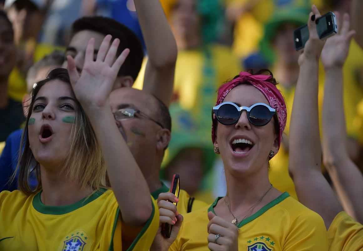 Belas mulheres curtiram a festa em Fortaleza e deixaram o estdio Castelo mais bonito
