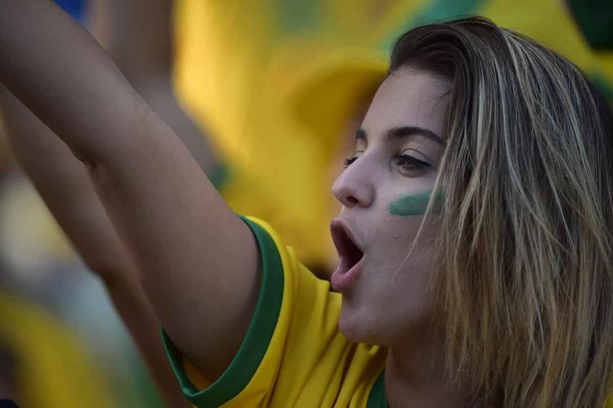 Belas mulheres curtiram a festa em Fortaleza e deixaram o estdio Castelo mais bonito