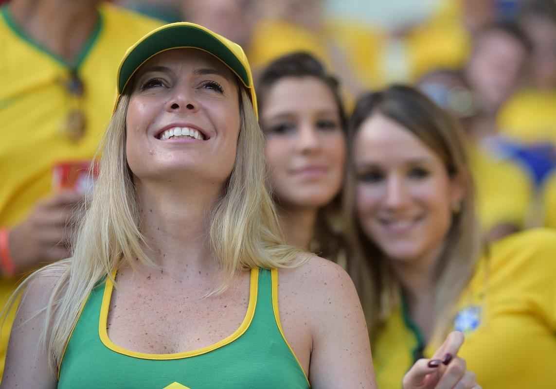 Belas mulheres curtiram a festa em Fortaleza e deixaram o estdio Castelo mais bonito