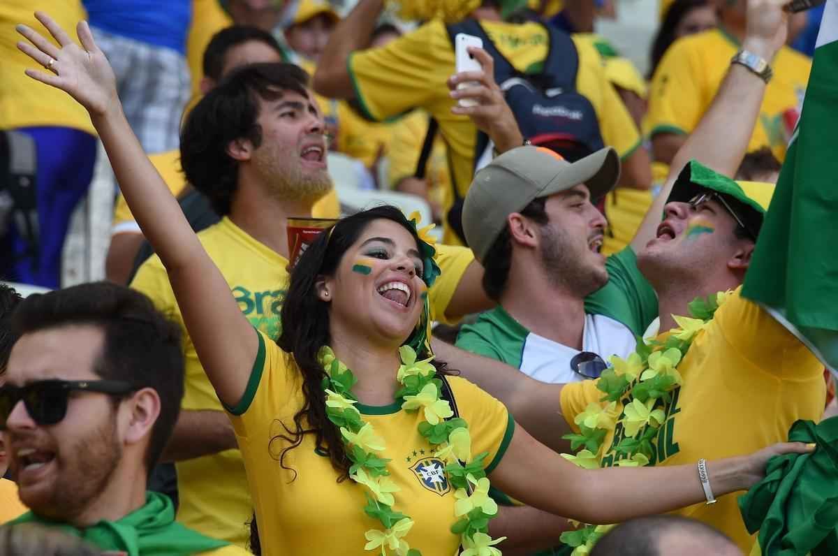 Belas mulheres curtiram a festa em Fortaleza e deixaram o estdio Castelo mais bonito