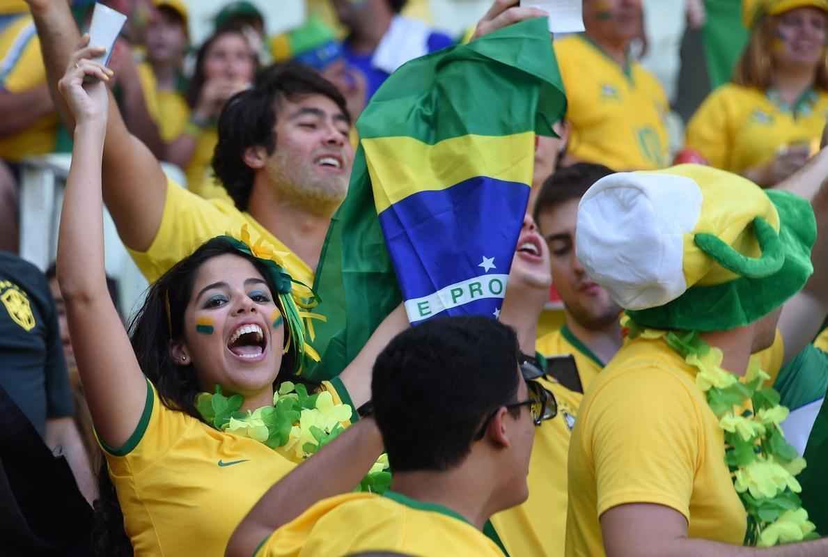 Belas mulheres curtiram a festa em Fortaleza e deixaram o estdio Castelo mais bonito