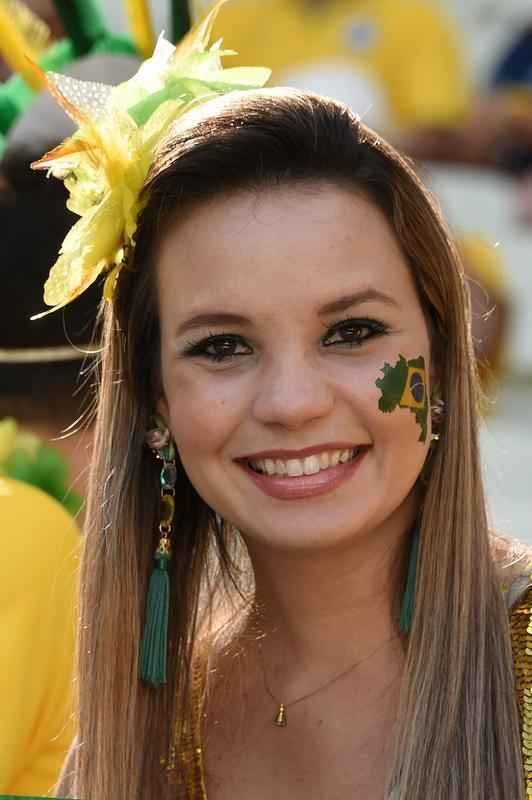 Belas mulheres curtiram a festa em Fortaleza e deixaram o estdio Castelo mais bonito