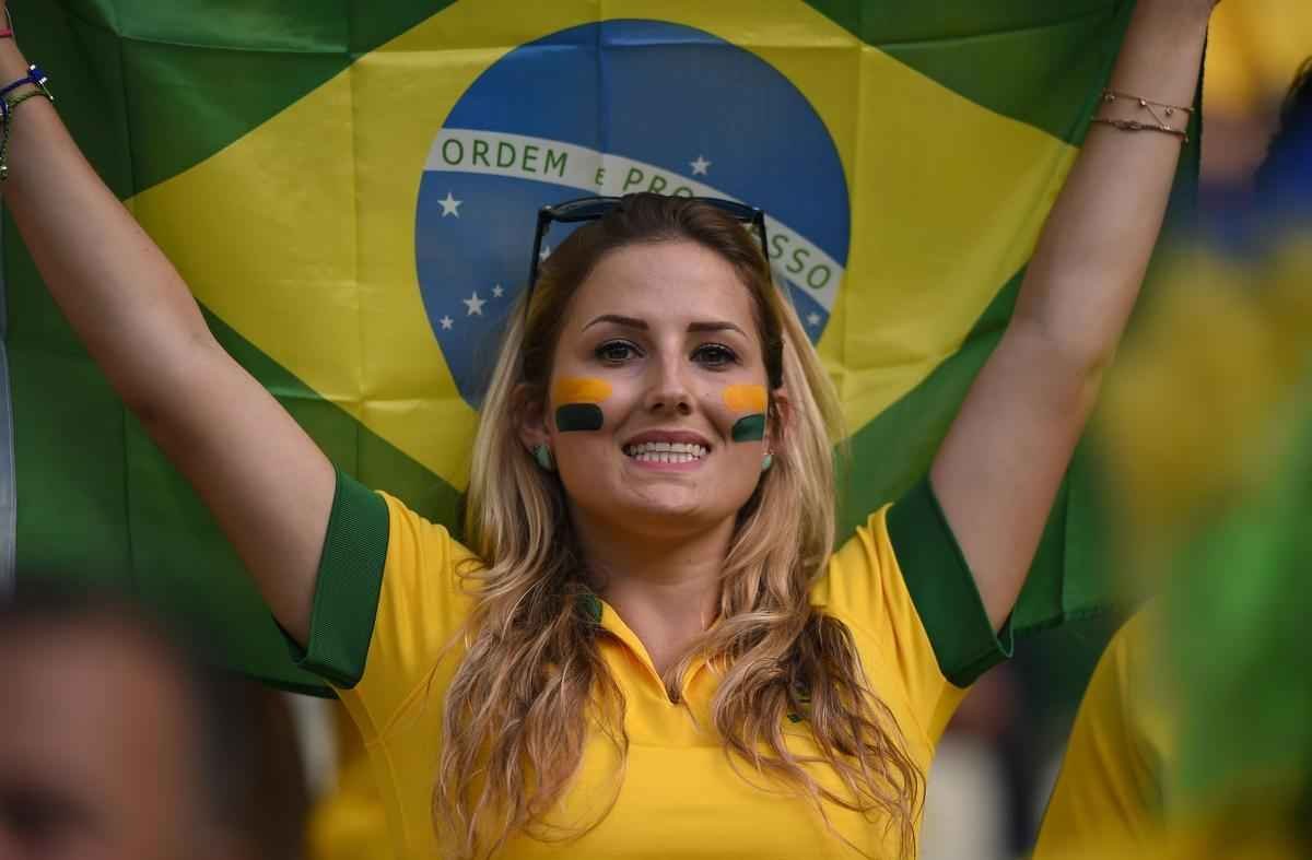 Belas mulheres curtiram a festa em Fortaleza e deixaram o estdio Castelo mais bonito