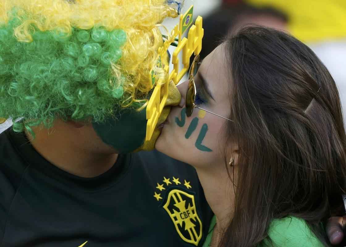 Belas mulheres curtiram a festa em Fortaleza e deixaram o estdio Castelo mais bonito