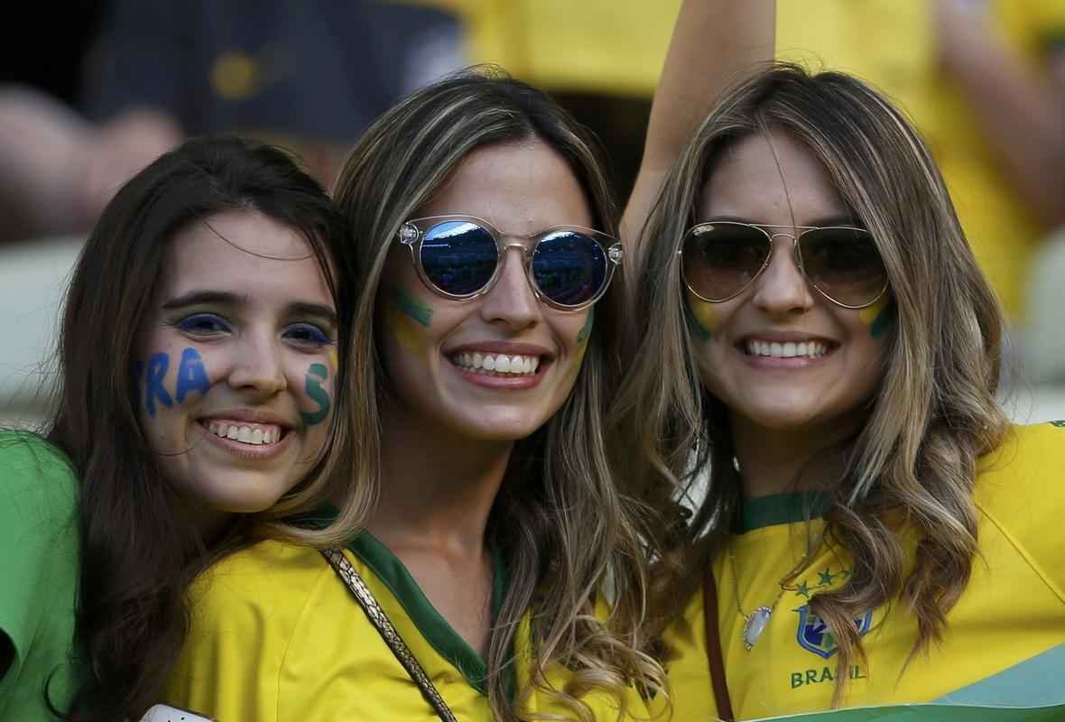 Belas mulheres curtiram a festa em Fortaleza e deixaram o estdio Castelo mais bonito