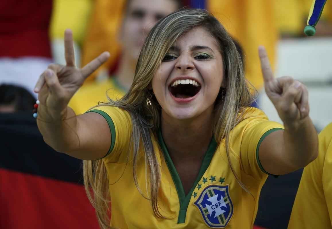 Belas mulheres curtiram a festa em Fortaleza e deixaram o estdio Castelo mais bonito