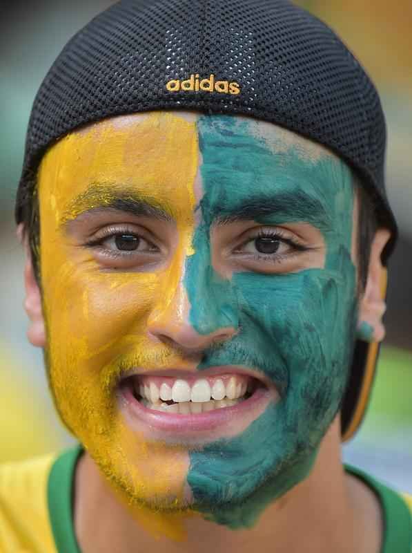 Com irreverncia das torcidas de Brasil e Colmbia, musas nas arquibancadas e 'Hulks reais e em miniatura', torcedores se ajeitam no Castelo para acompanhar o duelo das quartas de final. 