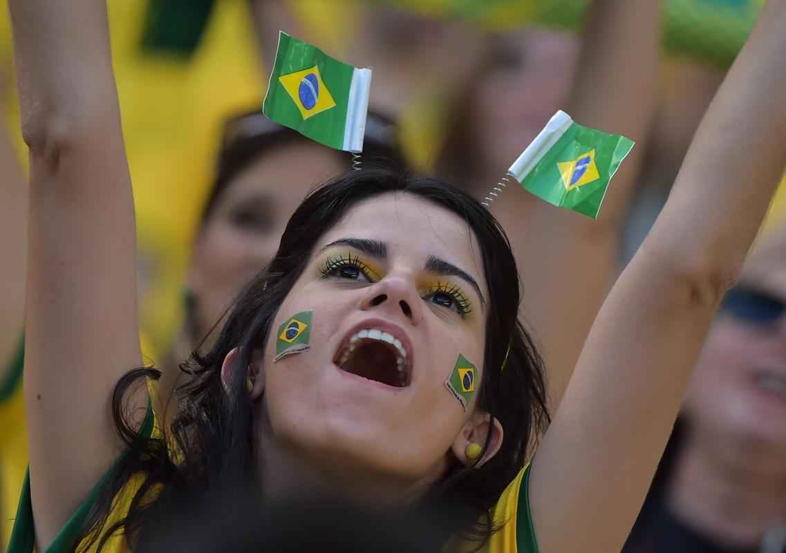 Com irreverncia das torcidas de Brasil e Colmbia, musas nas arquibancadas e 'Hulks reais e em miniatura', torcedores se ajeitam no Castelo para acompanhar o duelo das quartas de final. 