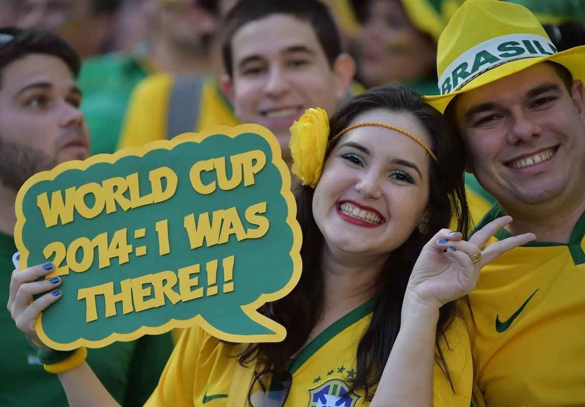 Com irreverncia das torcidas de Brasil e Colmbia, musas nas arquibancadas e 'Hulks reais e em miniatura', torcedores se ajeitam no Castelo para acompanhar o duelo das quartas de final. 