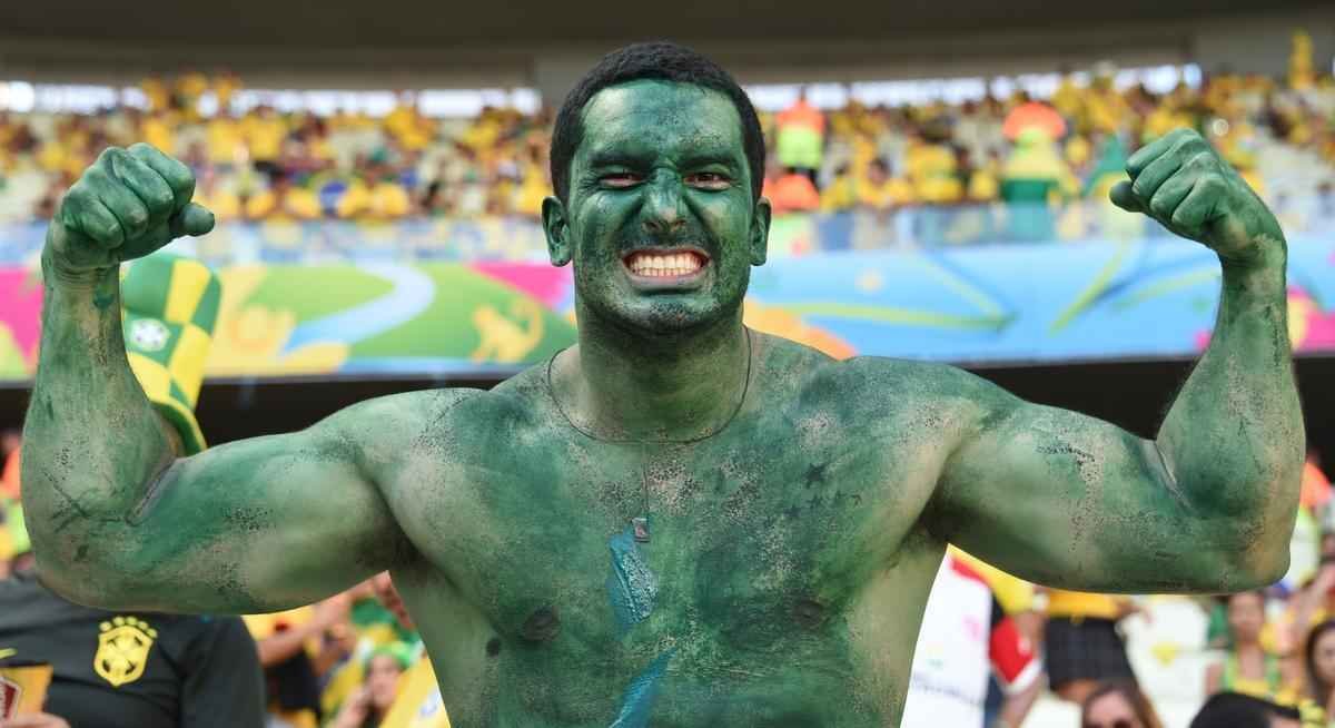 Com irreverncia das torcidas de Brasil e Colmbia, musas nas arquibancadas e 'Hulks reais e em miniatura', torcedores se ajeitam no Castelo para acompanhar o duelo das quartas de final. 