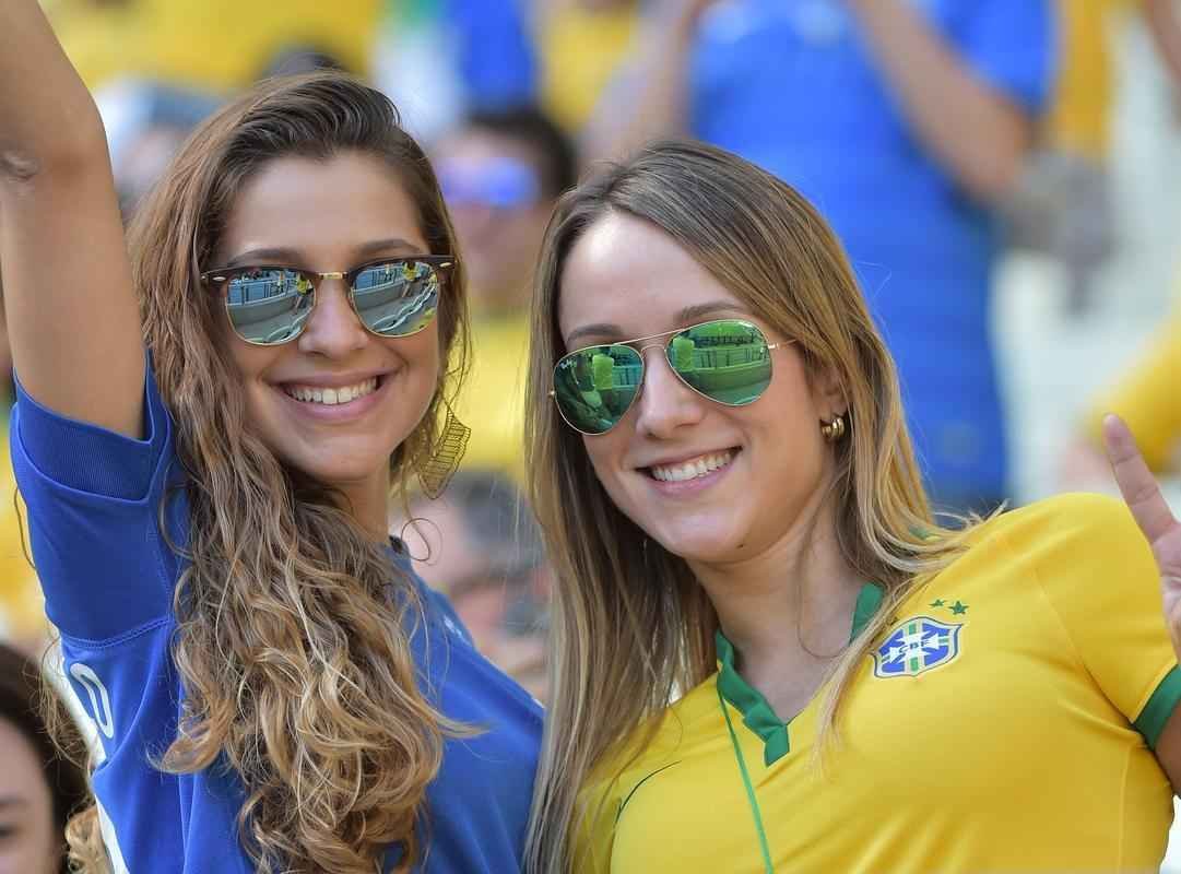 Com irreverncia das torcidas de Brasil e Colmbia, musas nas arquibancadas e 'Hulks reais e em miniatura', torcedores se ajeitam no Castelo para acompanhar o duelo das quartas de final. 