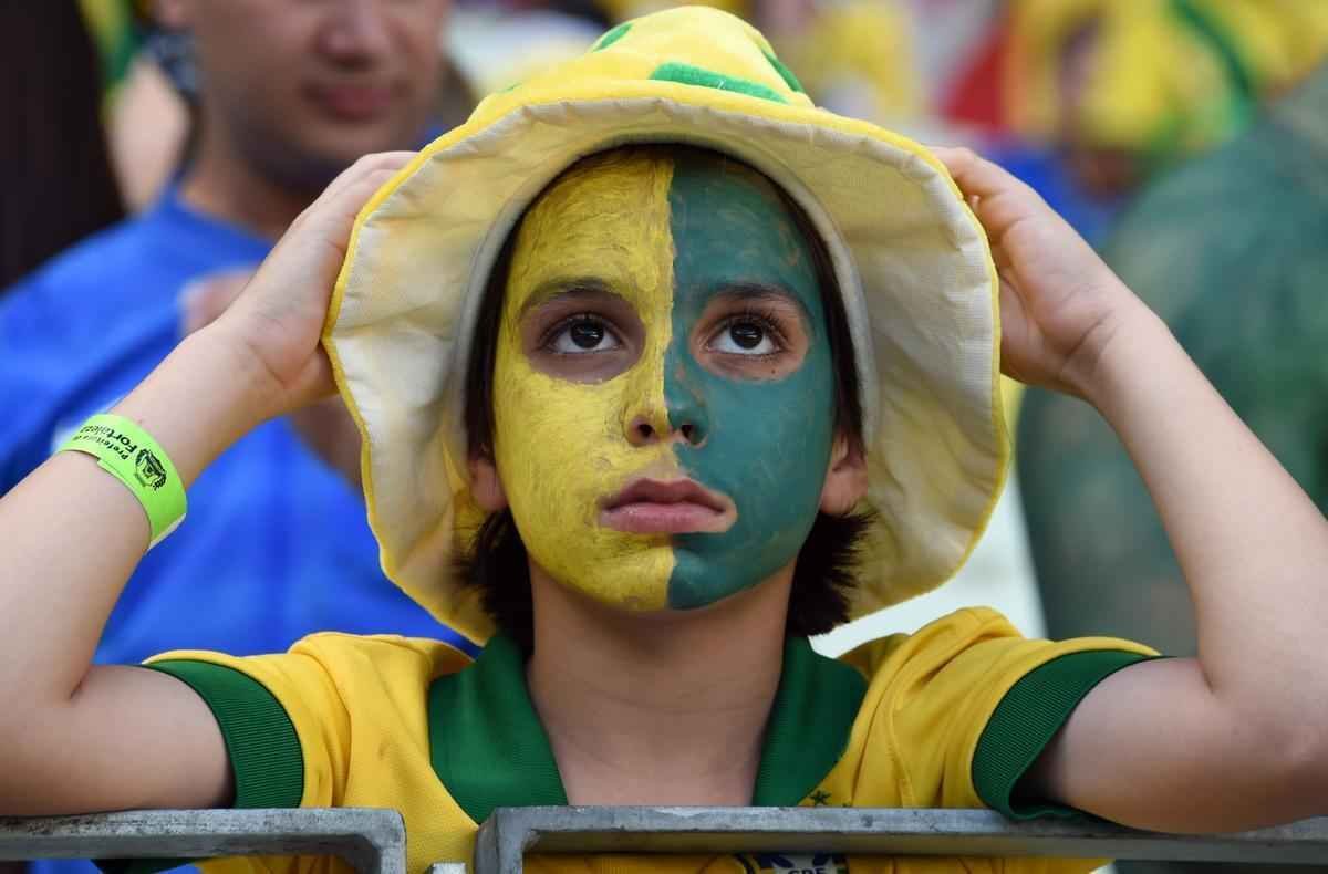 Com irreverncia das torcidas de Brasil e Colmbia, musas nas arquibancadas e 'Hulks reais e em miniatura', torcedores se ajeitam no Castelo para acompanhar o duelo das quartas de final. 
