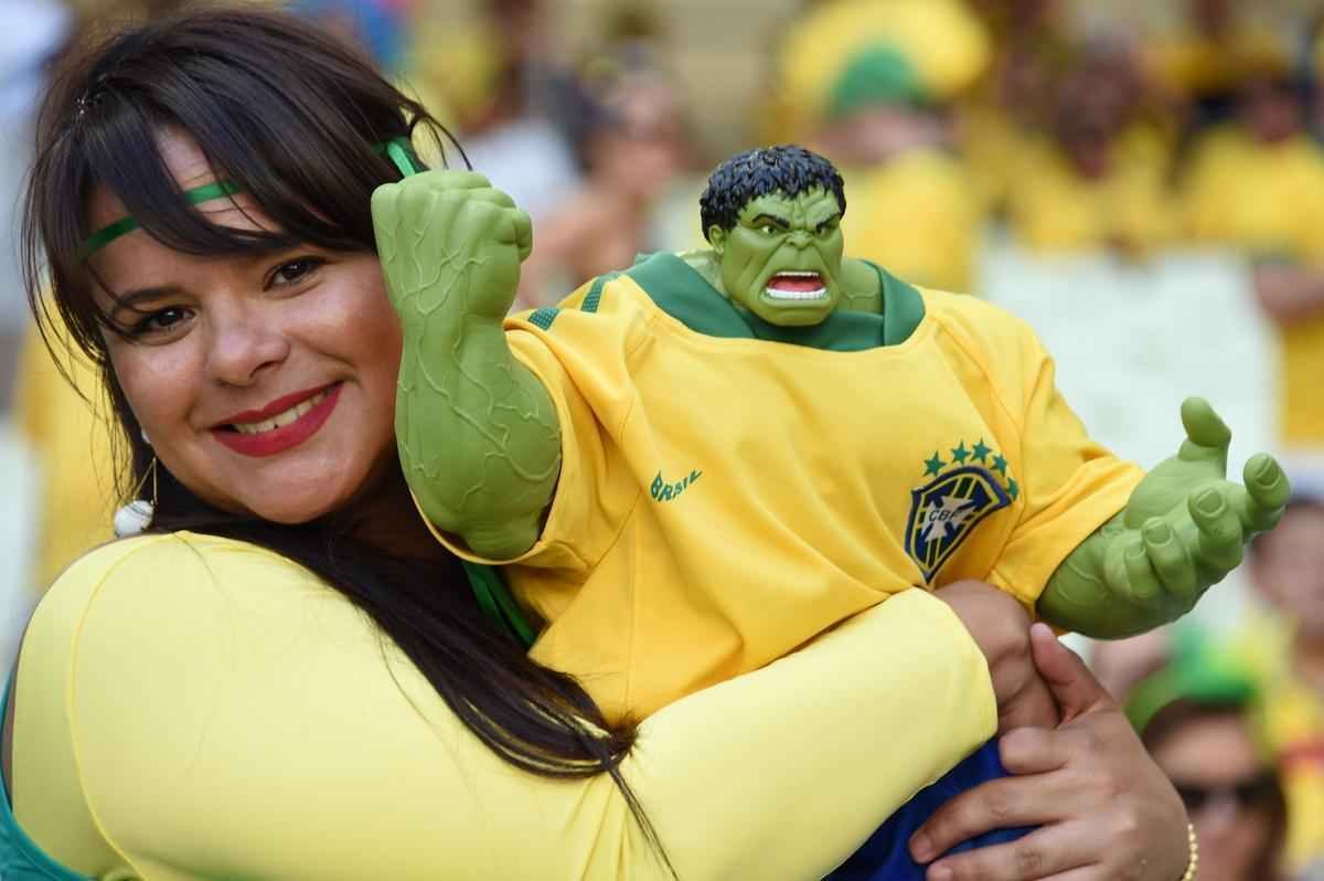 Com irreverncia das torcidas de Brasil e Colmbia, musas nas arquibancadas e 'Hulks reais e em miniatura', torcedores se ajeitam no Castelo para acompanhar o duelo das quartas de final. 