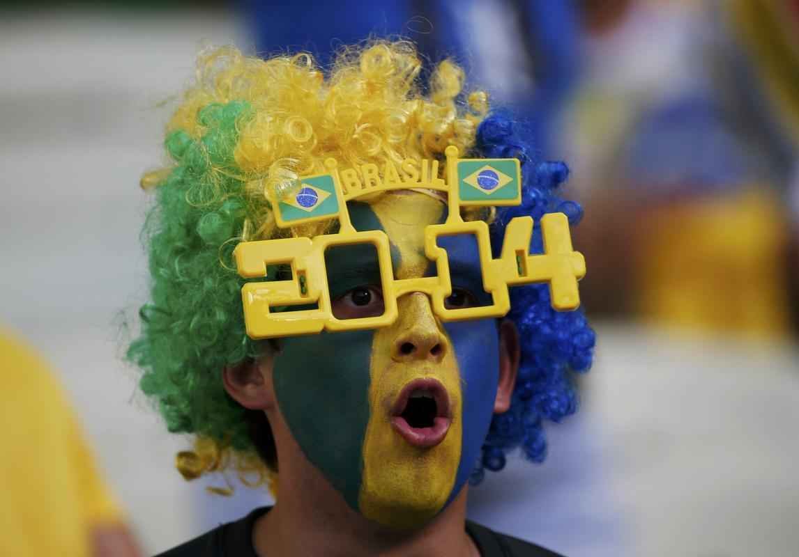 Com irreverncia das torcidas de Brasil e Colmbia, musas nas arquibancadas e 'Hulks reais e em miniatura', torcedores se ajeitam no Castelo para acompanhar o duelo das quartas de final. 