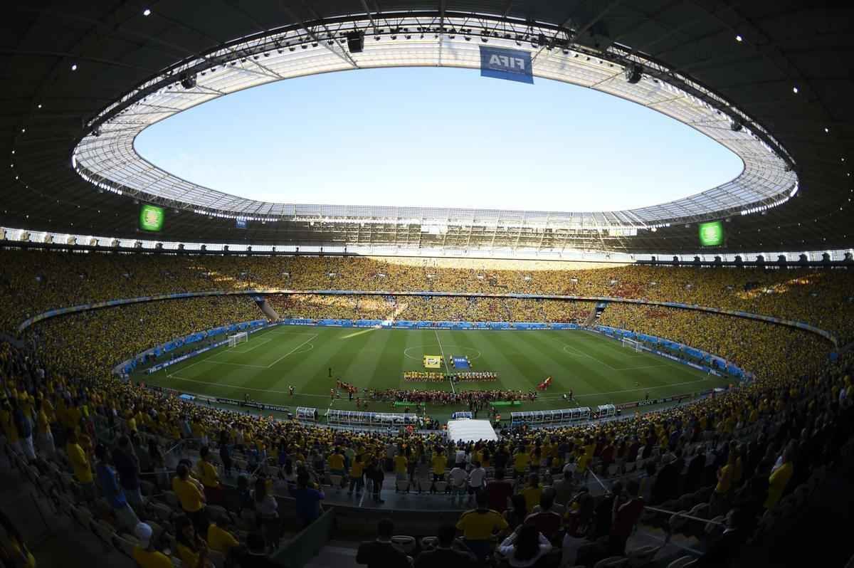 Com irreverncia das torcidas de Brasil e Colmbia, musas nas arquibancadas e 'Hulks reais e em miniatura', torcedores se ajeitam no Castelo para acompanhar o duelo das quartas de final. 