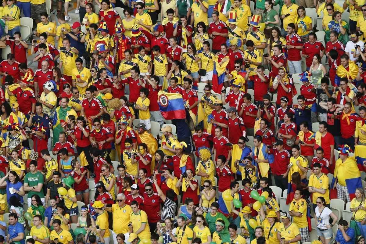 Com irreverncia das torcidas de Brasil e Colmbia, musas nas arquibancadas e 'Hulks reais e em miniatura', torcedores se ajeitam no Castelo para acompanhar o duelo das quartas de final. 