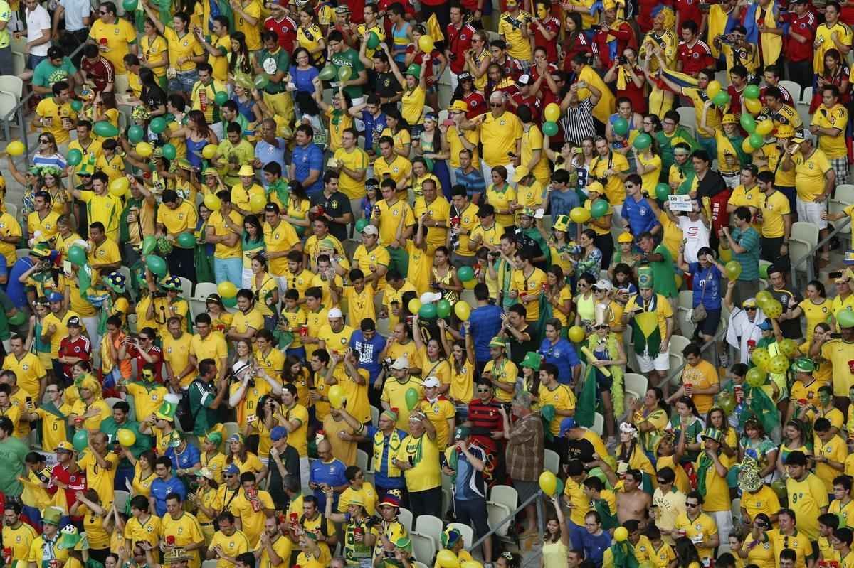 Com irreverncia das torcidas de Brasil e Colmbia, musas nas arquibancadas e 'Hulks reais e em miniatura', torcedores se ajeitam no Castelo para acompanhar o duelo das quartas de final. 