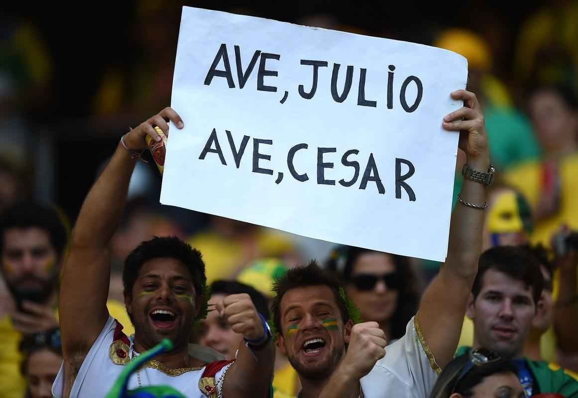 Com irreverncia das torcidas de Brasil e Colmbia, musas nas arquibancadas e 'Hulks reais e em miniatura', torcedores se ajeitam no Castelo para acompanhar o duelo das quartas de final. 