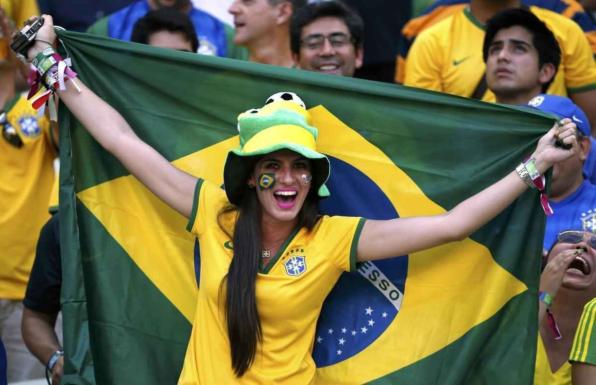 Com irreverncia das torcidas de Brasil e Colmbia, musas nas arquibancadas e 'Hulks reais e em miniatura', torcedores se ajeitam no Castelo para acompanhar o duelo das quartas de final. 