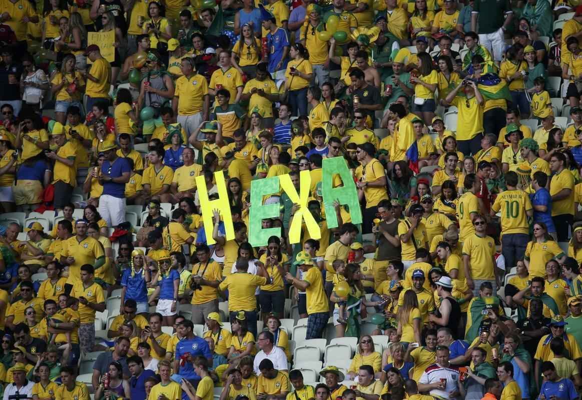 Com irreverncia das torcidas de Brasil e Colmbia, musas nas arquibancadas e 'Hulks reais e em miniatura', torcedores se ajeitam no Castelo para acompanhar o duelo das quartas de final. 