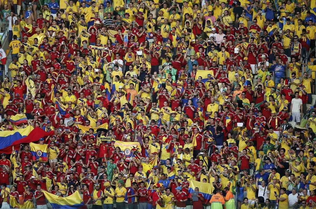 Com irreverncia das torcidas de Brasil e Colmbia, musas nas arquibancadas e 'Hulks reais e em miniatura', torcedores se ajeitam no Castelo para acompanhar o duelo das quartas de final. 