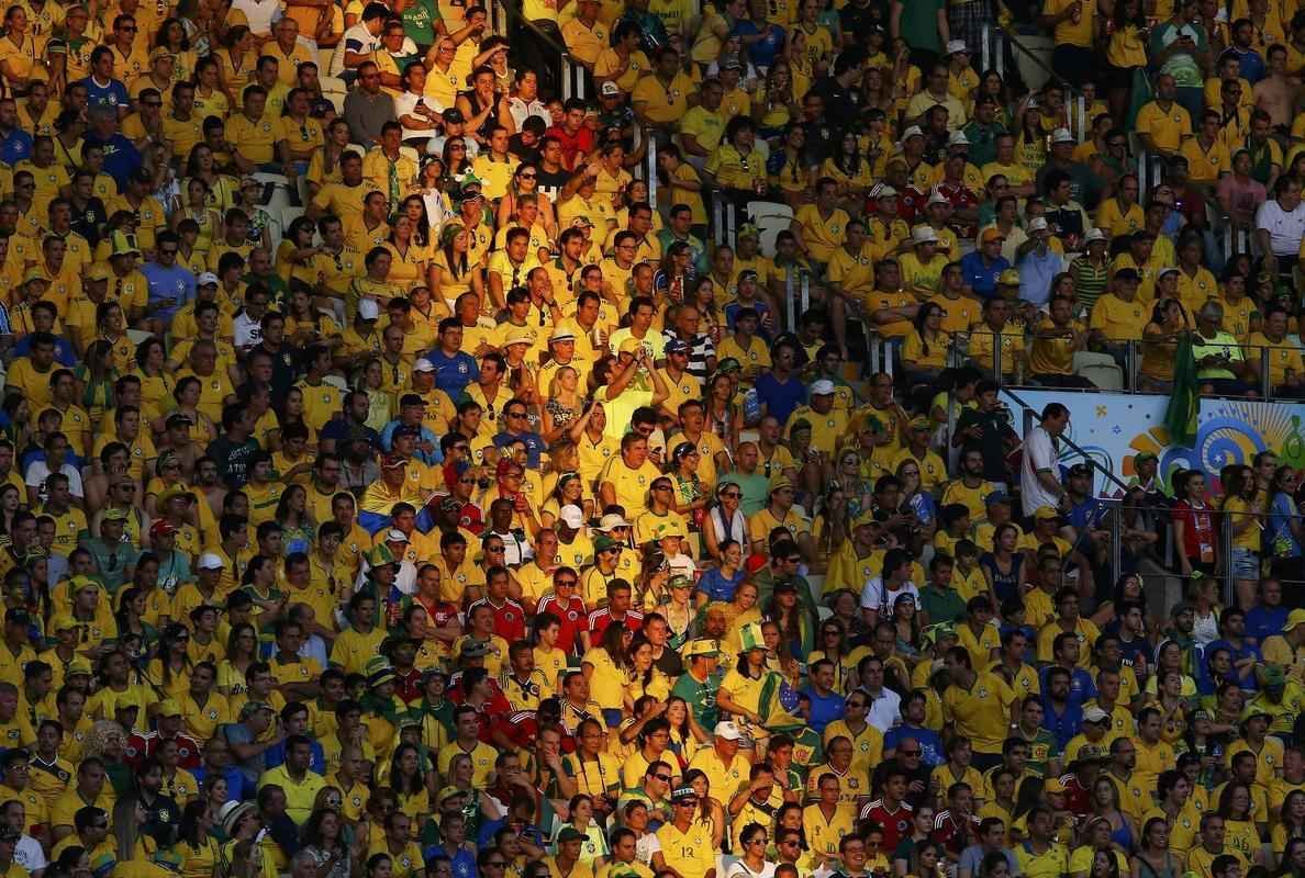 Com irreverncia das torcidas de Brasil e Colmbia, musas nas arquibancadas e 'Hulks reais e em miniatura', torcedores se ajeitam no Castelo para acompanhar o duelo das quartas de final. 
