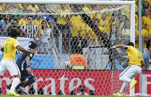Imagens do gol do zagueiro brasileiro Thiago Silva sobre a Colmbia por todos os ngulos no Castelo