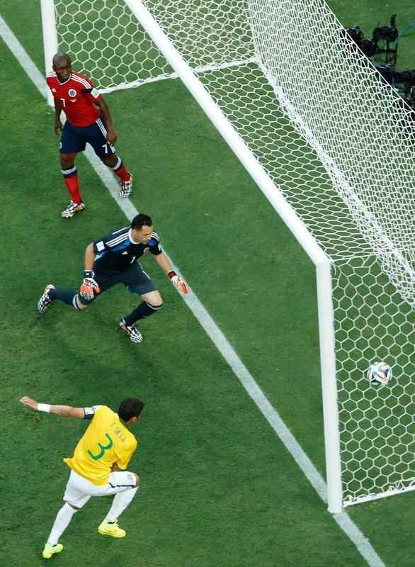 Imagens do gol do zagueiro brasileiro Thiago Silva sobre a Colmbia por todos os ngulos no Castelo