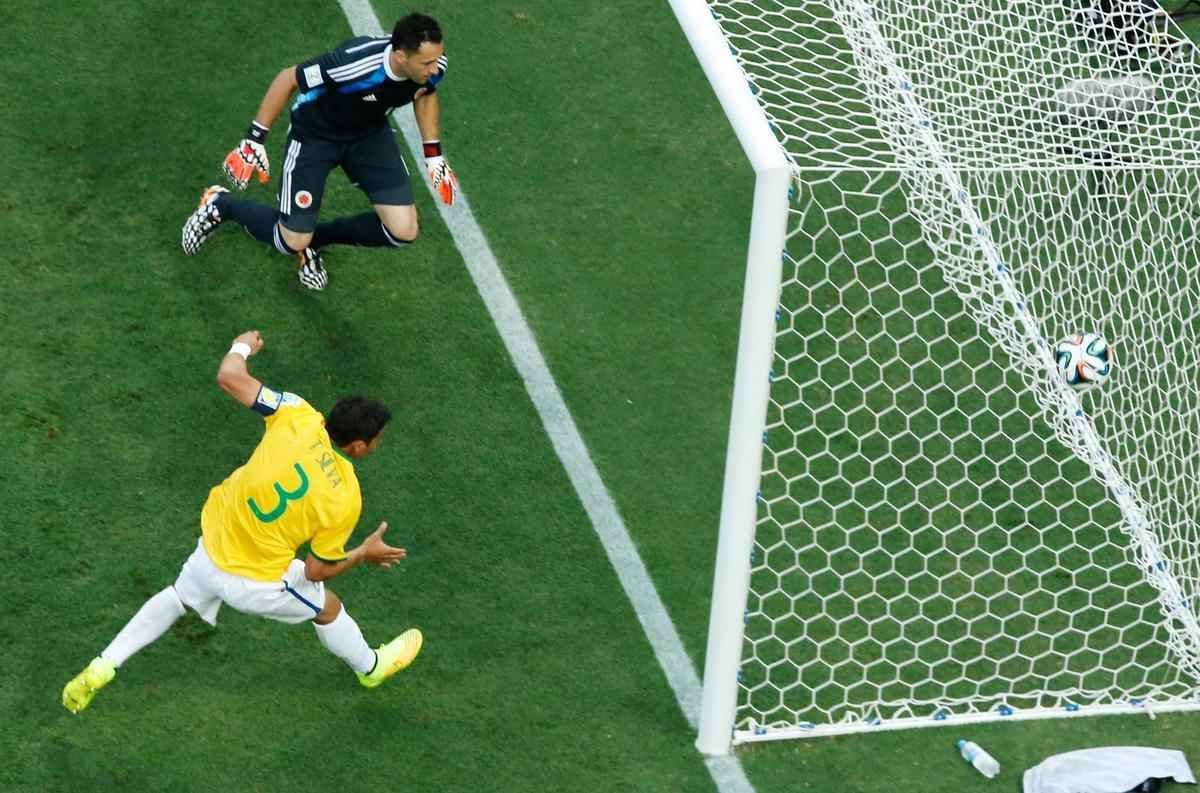Imagens do gol do zagueiro brasileiro Thiago Silva sobre a Colmbia por todos os ngulos no Castelo