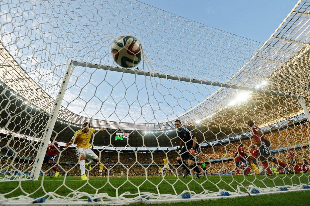 Imagens do gol do zagueiro brasileiro Thiago Silva sobre a Colmbia por todos os ngulos no Castelo