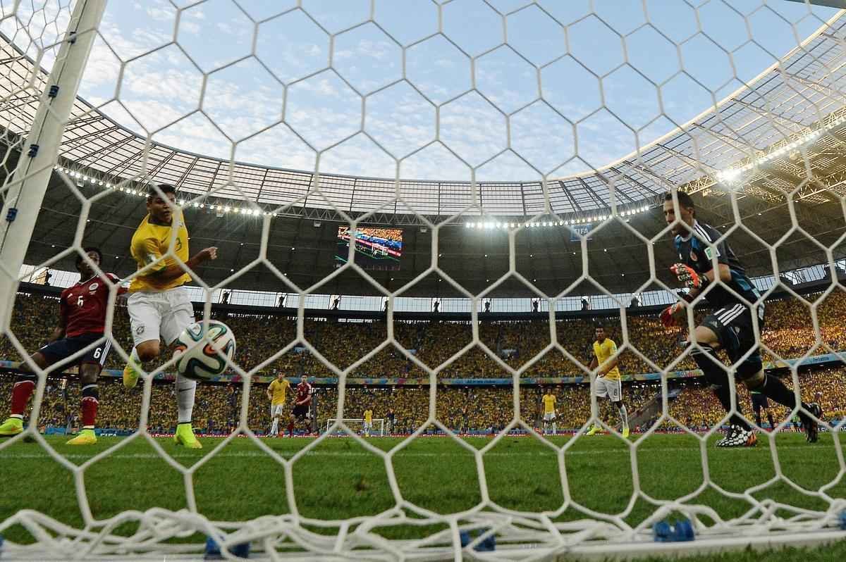 Imagens do gol do zagueiro brasileiro Thiago Silva sobre a Colmbia por todos os ngulos no Castelo