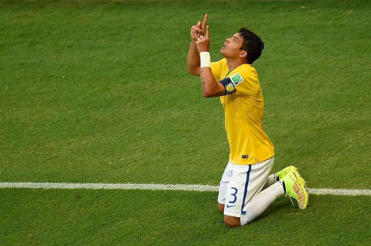 Imagens do gol do zagueiro brasileiro Thiago Silva sobre a Colmbia por todos os ngulos no Castelo