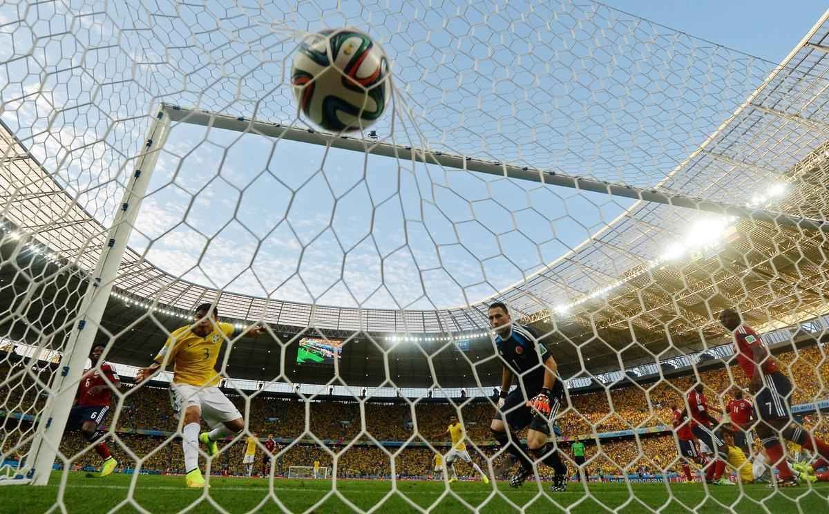 Imagens do gol do zagueiro brasileiro Thiago Silva sobre a Colmbia por todos os ngulos no Castelo