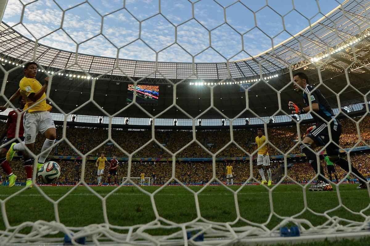 Imagens do gol do zagueiro brasileiro Thiago Silva sobre a Colmbia por todos os ngulos no Castelo