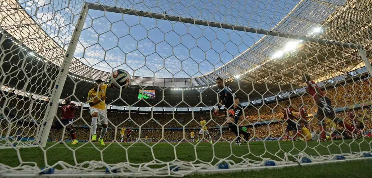 Imagens do gol do zagueiro brasileiro Thiago Silva sobre a Colmbia por todos os ngulos no Castelo