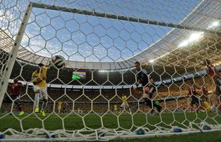 Imagens do gol do zagueiro brasileiro Thiago Silva sobre a Colmbia por todos os ngulos no Castelo
