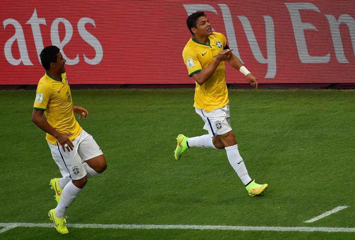 Imagens do gol do zagueiro brasileiro Thiago Silva sobre a Colmbia por todos os ngulos no Castelo