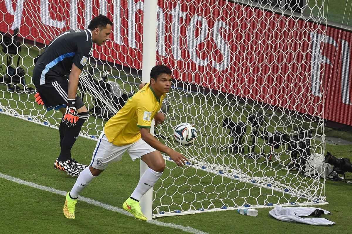 Imagens do gol do zagueiro brasileiro Thiago Silva sobre a Colmbia por todos os ngulos no Castelo