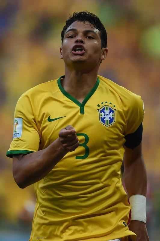 Imagens do gol do zagueiro brasileiro Thiago Silva sobre a Colmbia por todos os ngulos no Castelo