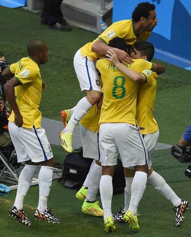 Imagens do gol do zagueiro brasileiro Thiago Silva sobre a Colmbia por todos os ngulos no Castelo