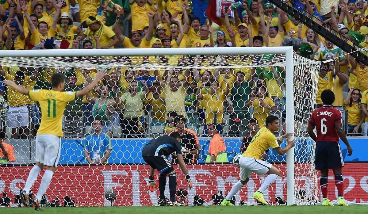 Imagens do gol do zagueiro brasileiro Thiago Silva sobre a Colmbia por todos os ngulos no Castelo