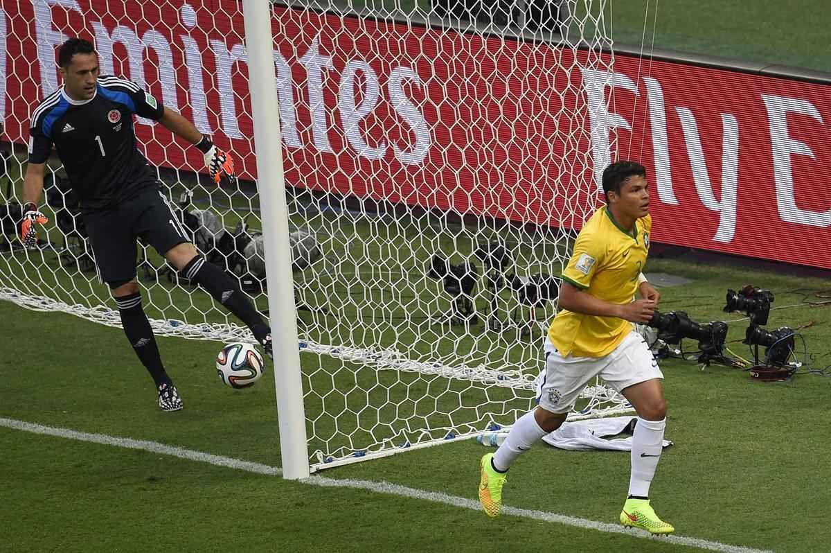 Imagens do gol do zagueiro brasileiro Thiago Silva sobre a Colmbia por todos os ngulos no Castelo