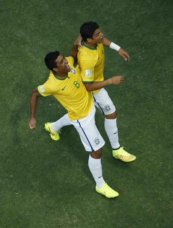 Imagens do gol do zagueiro brasileiro Thiago Silva sobre a Colmbia por todos os ngulos no Castelo